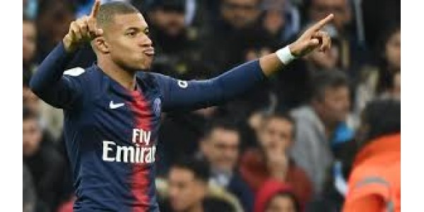 Paris Saint-Germain Champions wygrywa 2: 0 z Manchesterem United